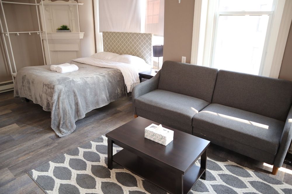 Midtown Suites Executive Suite (401) 3