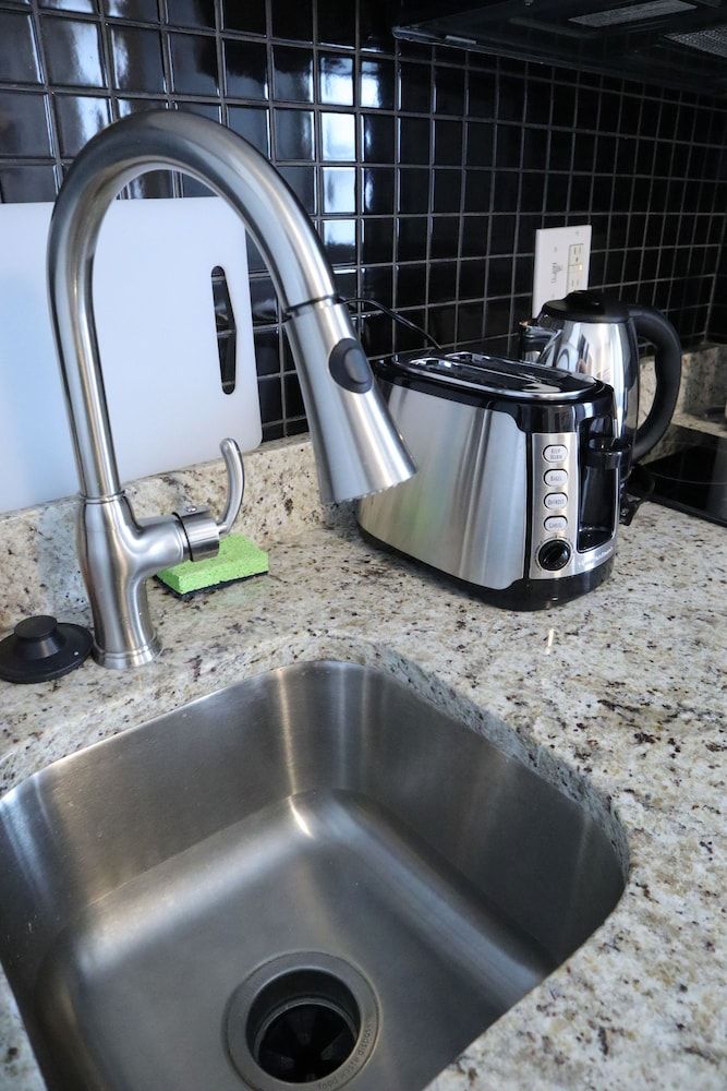 Midtown Suites Luxury Suite (402) 7