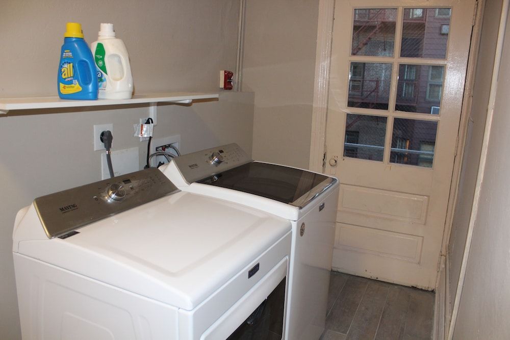 Midtown Suites Executive Suite (401) 7