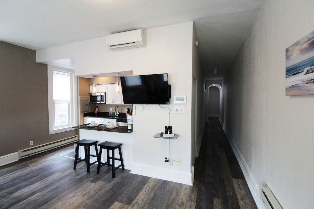 Midtown Suites Executive Suite (401) 4