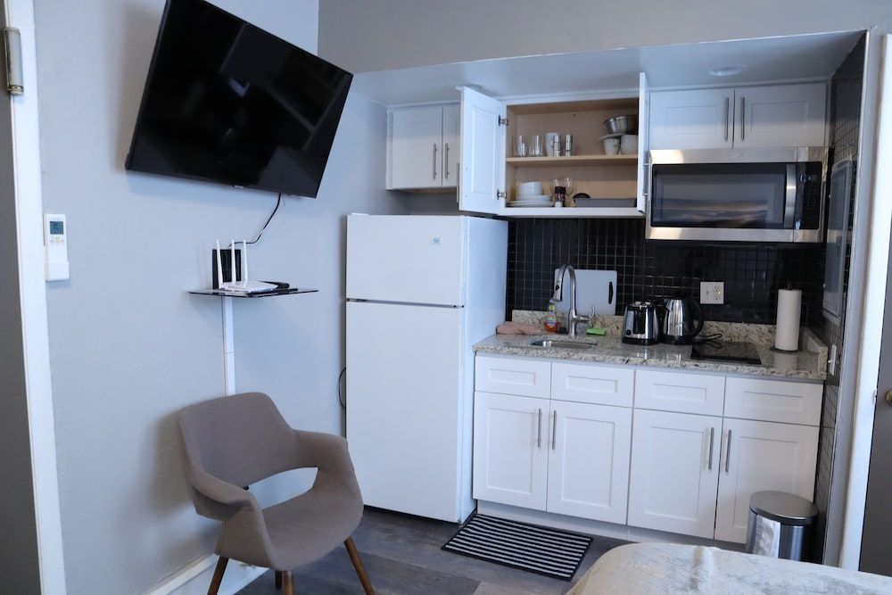 Midtown Suites Luxury Suite (402) 6