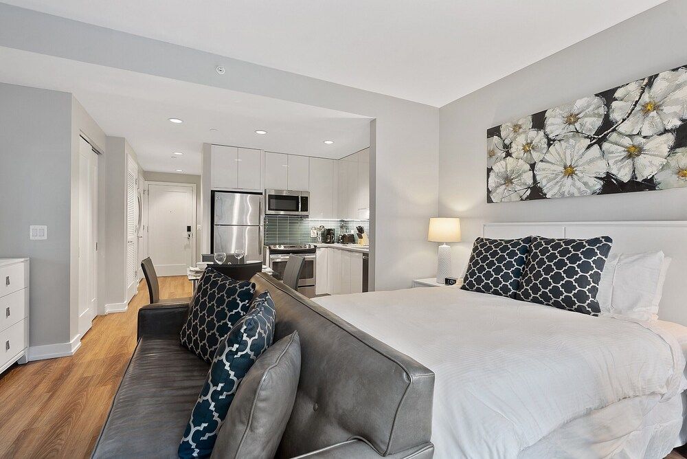 undefined Global Luxury Suites Center City 3