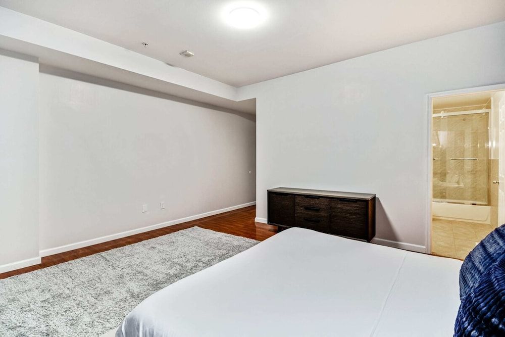 undefined Lovely 2bd Apt Steps From the Convention Center 5