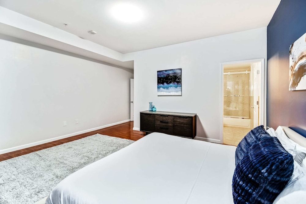 undefined Lovely 2bd Apt Steps From the Convention Center 3