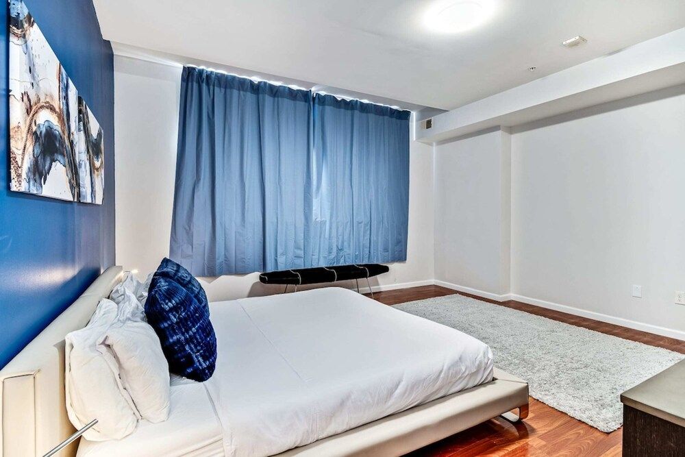 undefined Lovely 2bd Apt Steps From the Convention Center 4