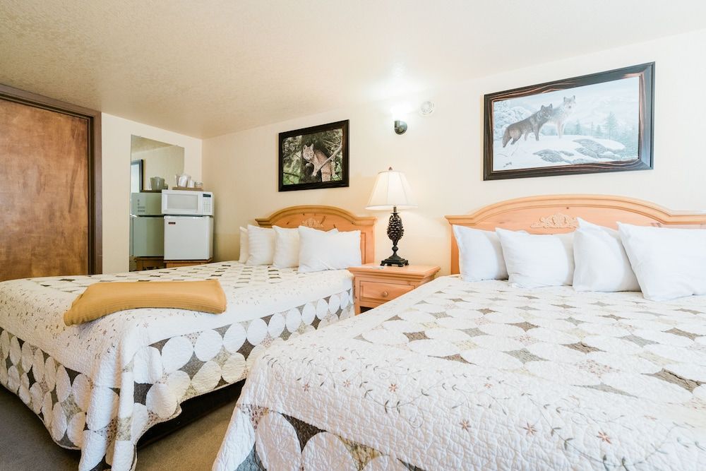 Room #21, 2 Queen Beds