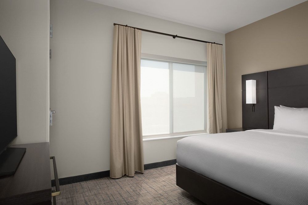 Suite, 1 Bedroom (Mobility/Hearing Access, Roll-In Shwr)