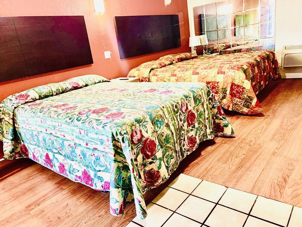 Embassy motel Family Double Room 3