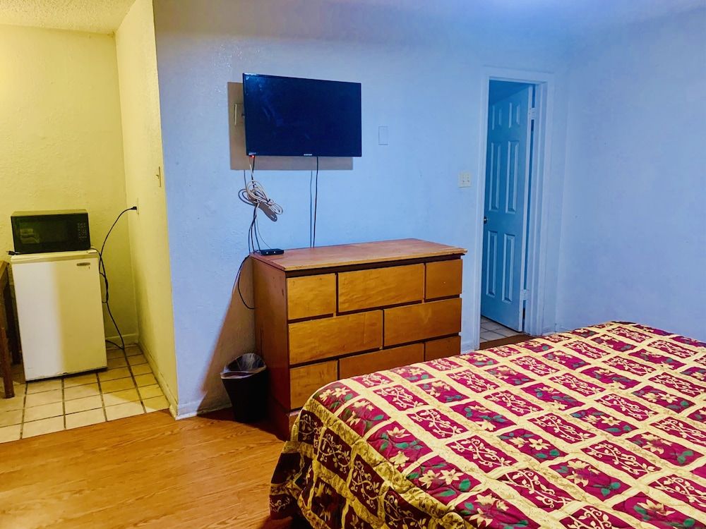 Embassy motel Luxury Single Room 4