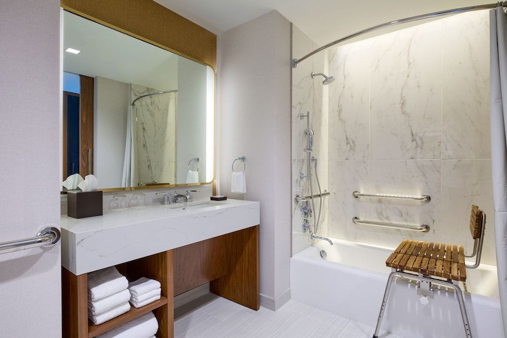 JW Marriott Dallas Arts District Hotel Standard Room, 1 King Bed (Hearing Accessible) 5