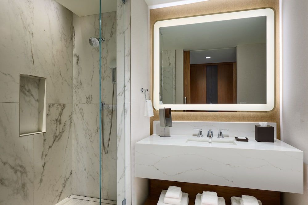 JW Marriott Dallas Arts District Hotel Standard Room, 1 King Bed (Mobility Accessible, Roll-In Shower) 4