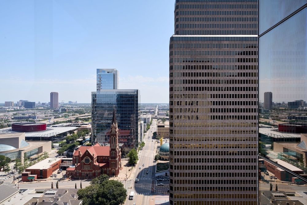 JW Marriott Dallas Arts District Hotel Standard Room, 1 King Bed (Mobility Accessible, Roll-In Shower) 3