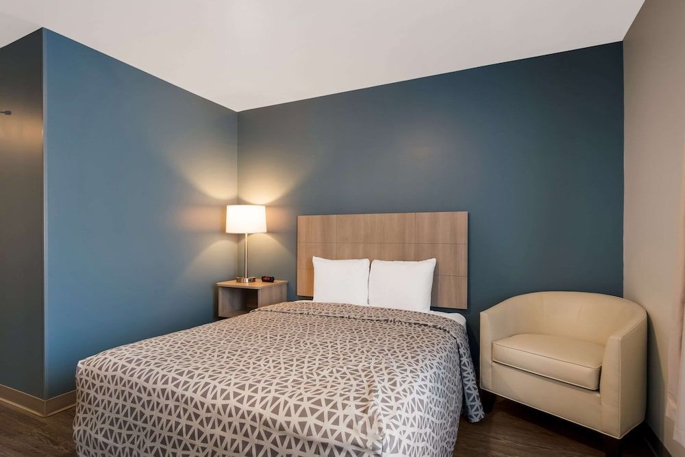 Queen Suite with Sofa and Dishwasher (Dishes/Cookware Included)