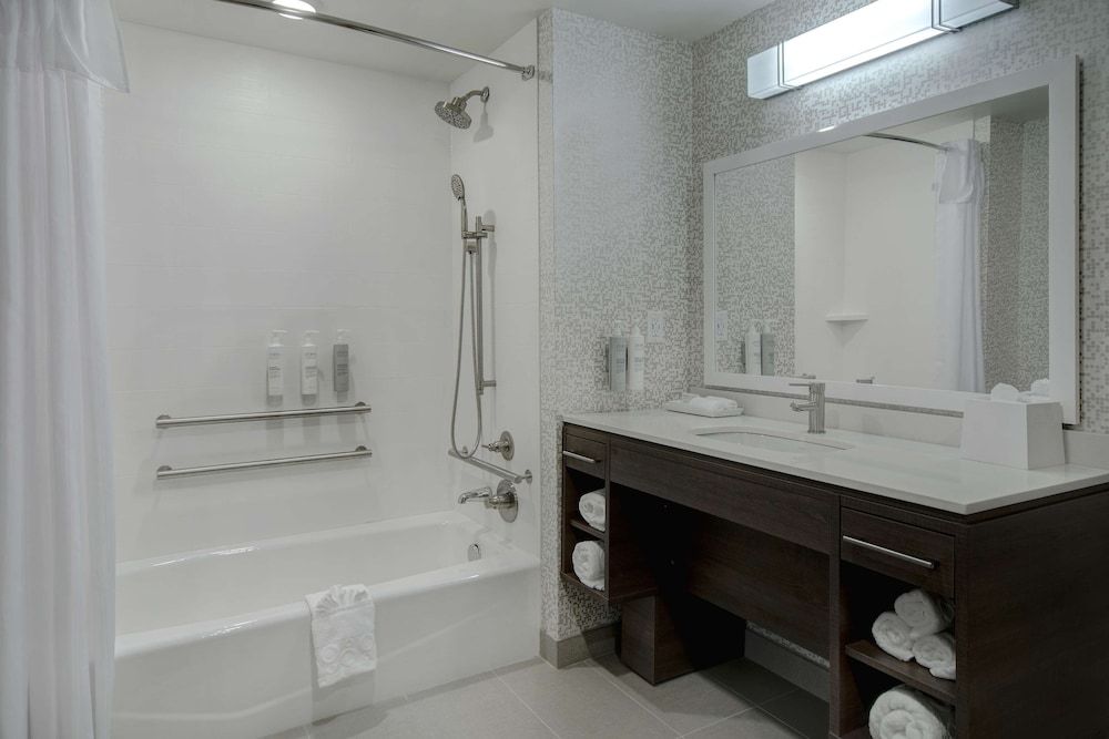 Home2 Suites By Hilton Grand Rapids Airport Studio, 1 Queen Bed, Accessible, Bathtub (Mobility & Hearing) 3