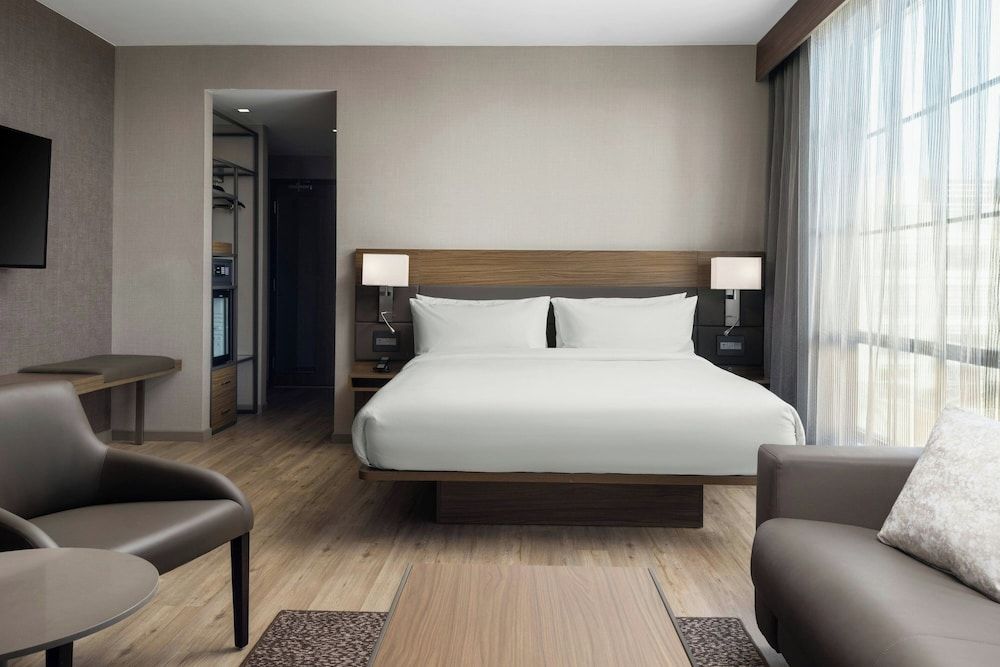 Room, 1 King Bed, Corner
