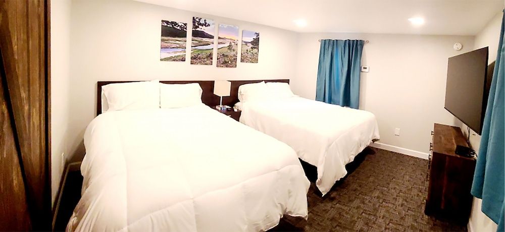 Snowy Mountain Inn Family Suite, Kitchenette (6) 3