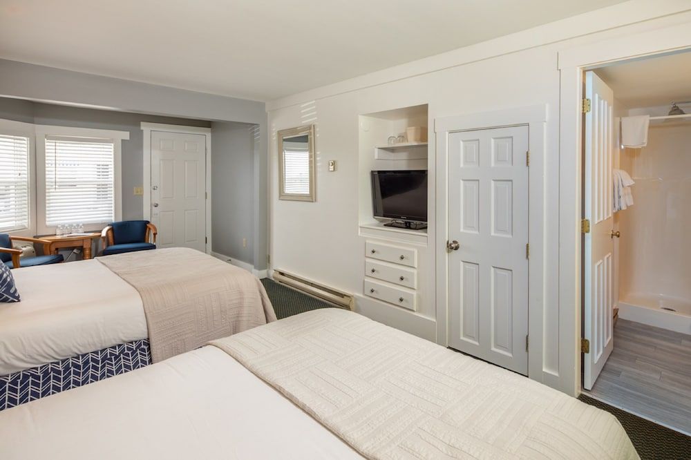 Double Queen Deluxe Room