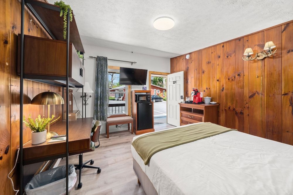 CedarWood Inn Deluxe Room, 1 Queen Bed 3