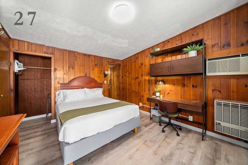 CedarWood Inn Deluxe Room, 1 Queen Bed 2