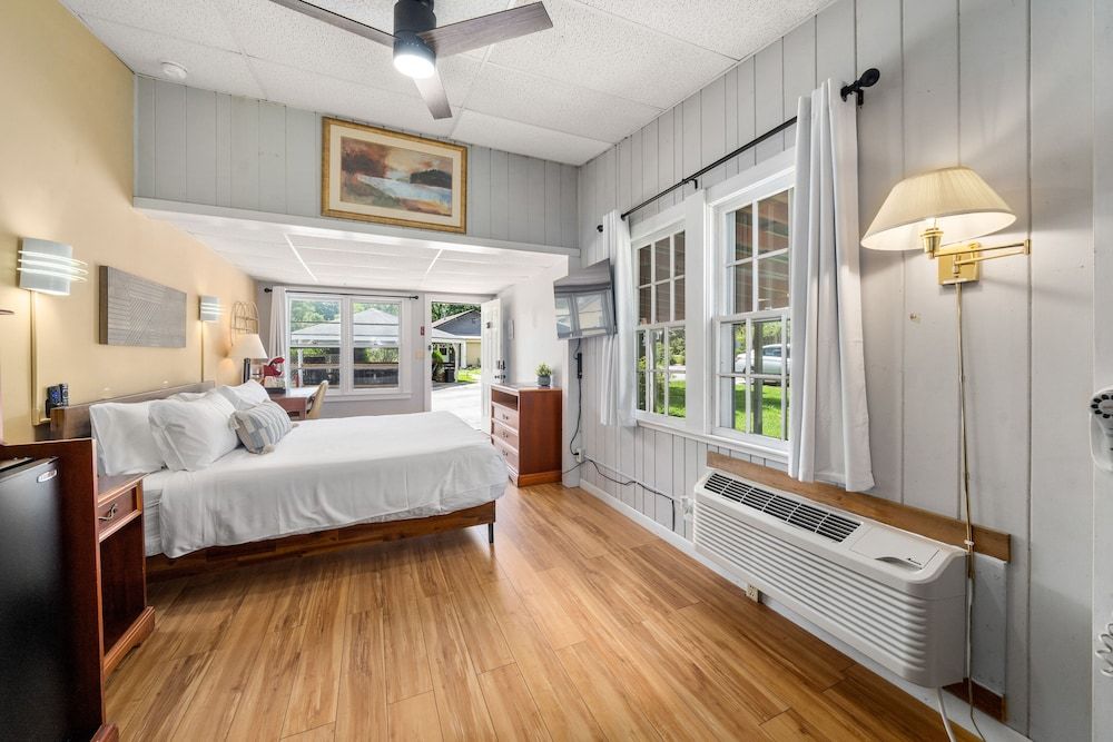 CedarWood Inn Comfort Room, 1 King Bed 2