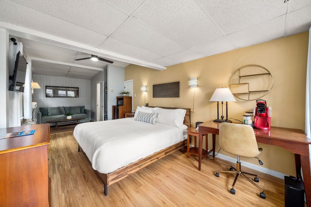 CedarWood Inn Comfort Room, 1 King Bed 3