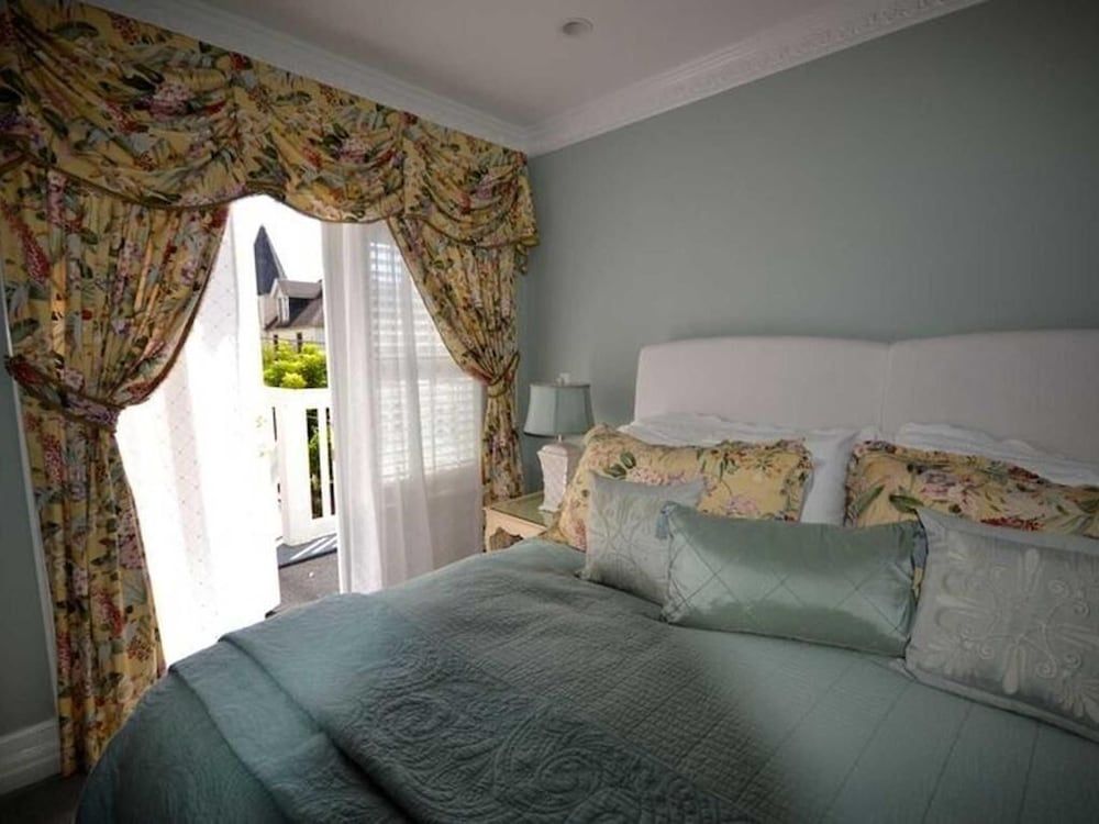 Country Victorian Room #11