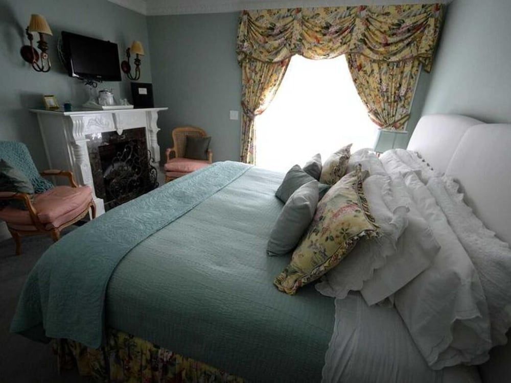 Country Victorian Room #11
