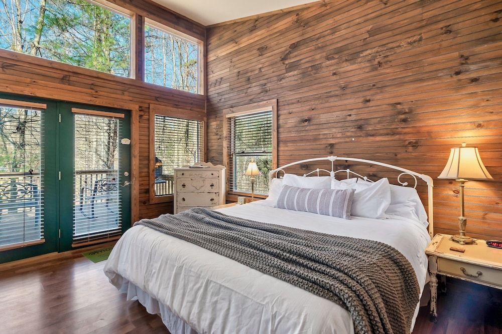 Luxury Tree House, River View