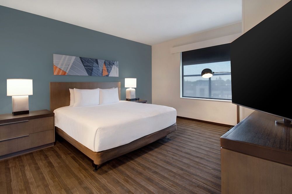 Room, 1 King Bed (Den)