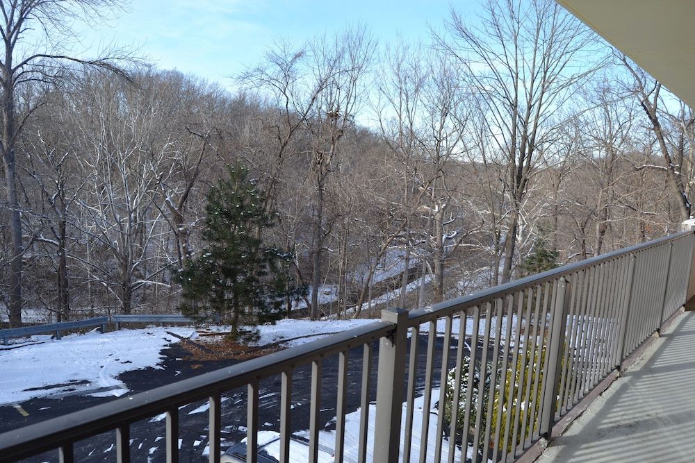 Cascades Inn Group Dormitory Room 6