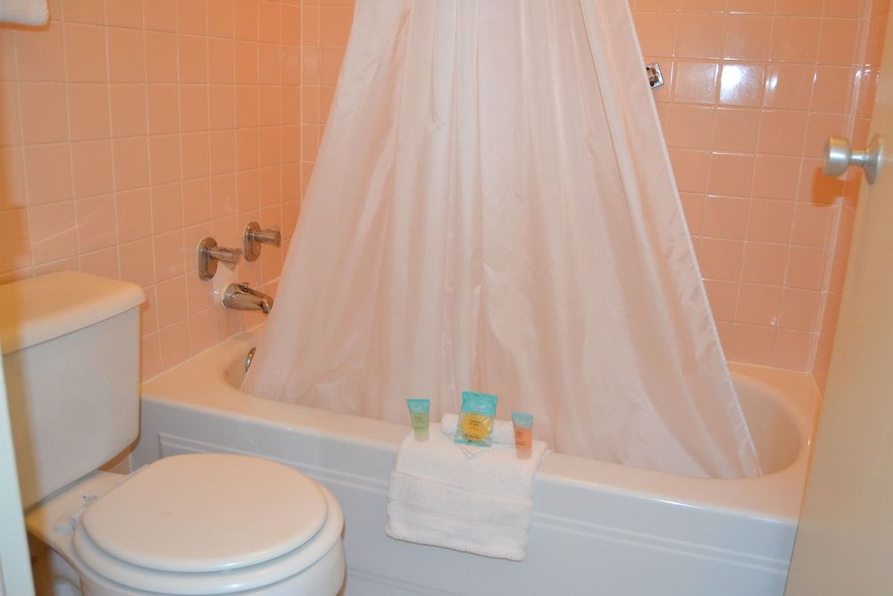 Cascades Inn Standard Room, 1 King Bed, Non Smoking, Refrigerator 14