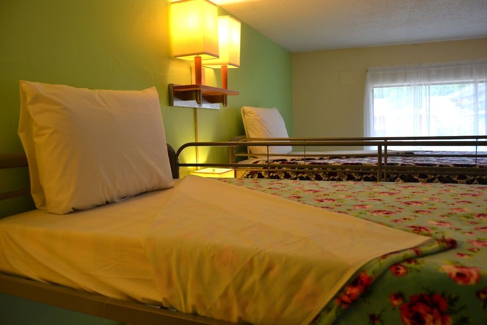 Cascades Inn Group Dormitory Room 5