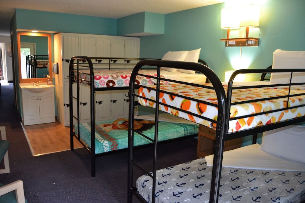 Cascades Inn Group Dormitory Room 4