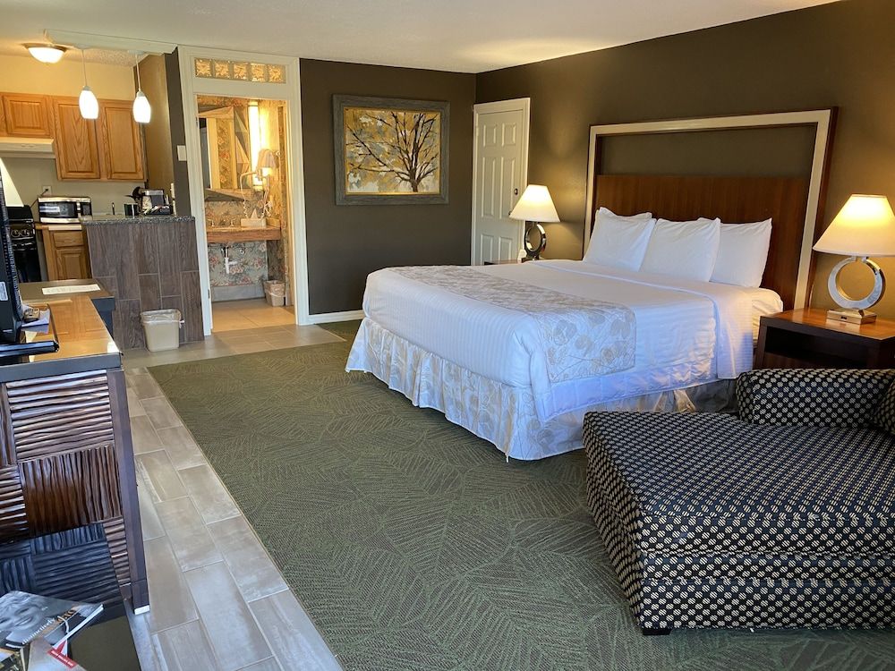 Cascades Inn Executive Triple Room, 1 King Bed, Kitchenette, Courtyard View
