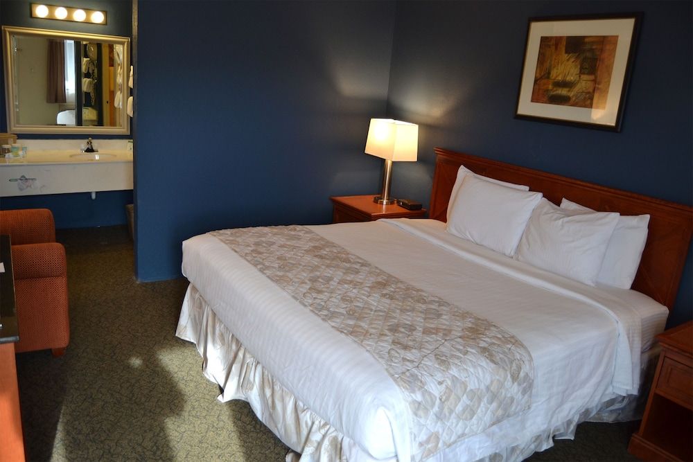 Cascades Inn Standard Room, 1 King Bed, Non Smoking, Refrigerator 9