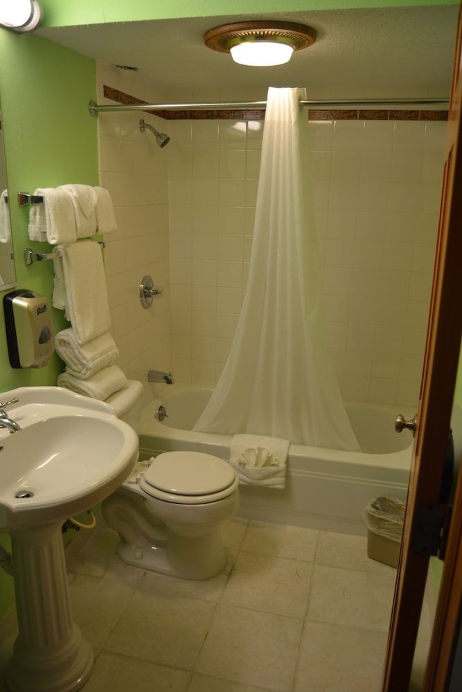 Cascades Inn Group Dormitory Room 7