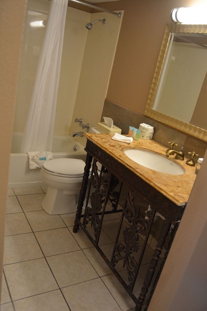 Cascades Inn Standard Room, 1 King Bed, Non Smoking, Refrigerator 12