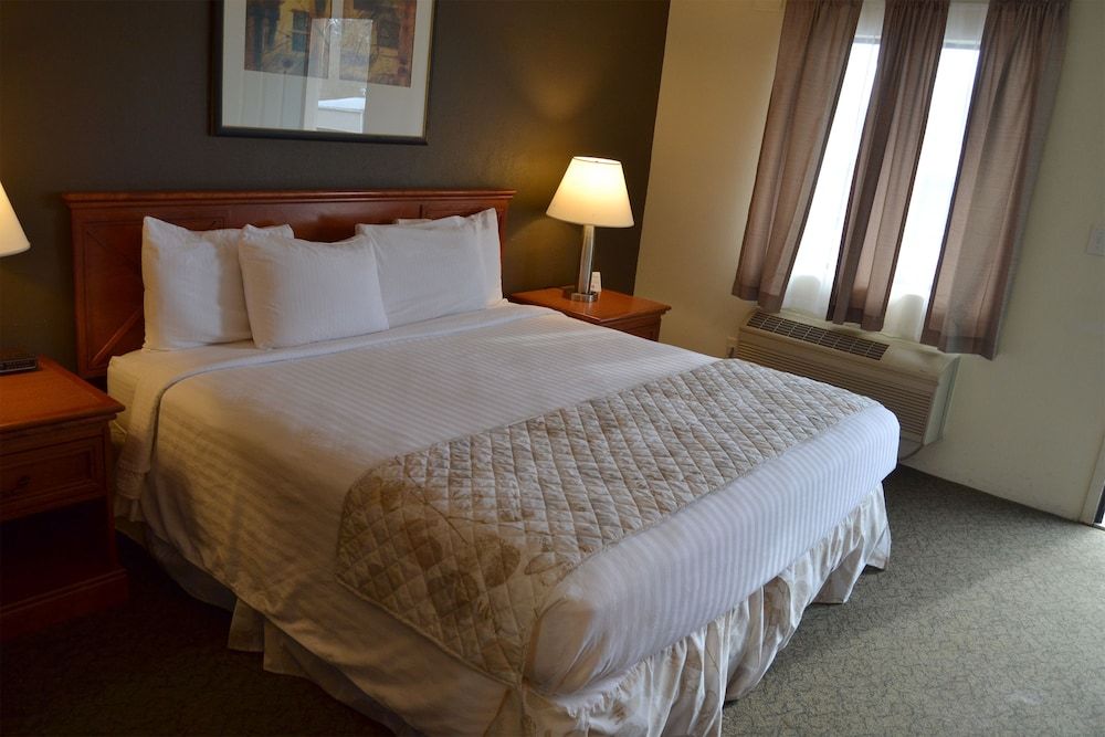 Cascades Inn Standard Room, 1 King Bed, Non Smoking, Refrigerator 6