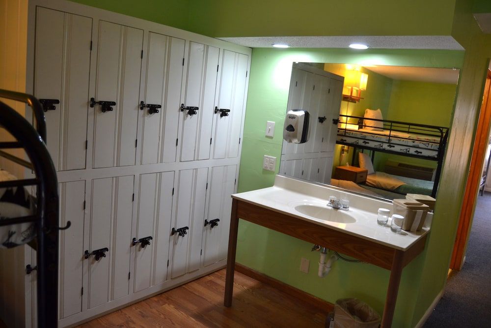 Cascades Inn Group Dormitory Room 8