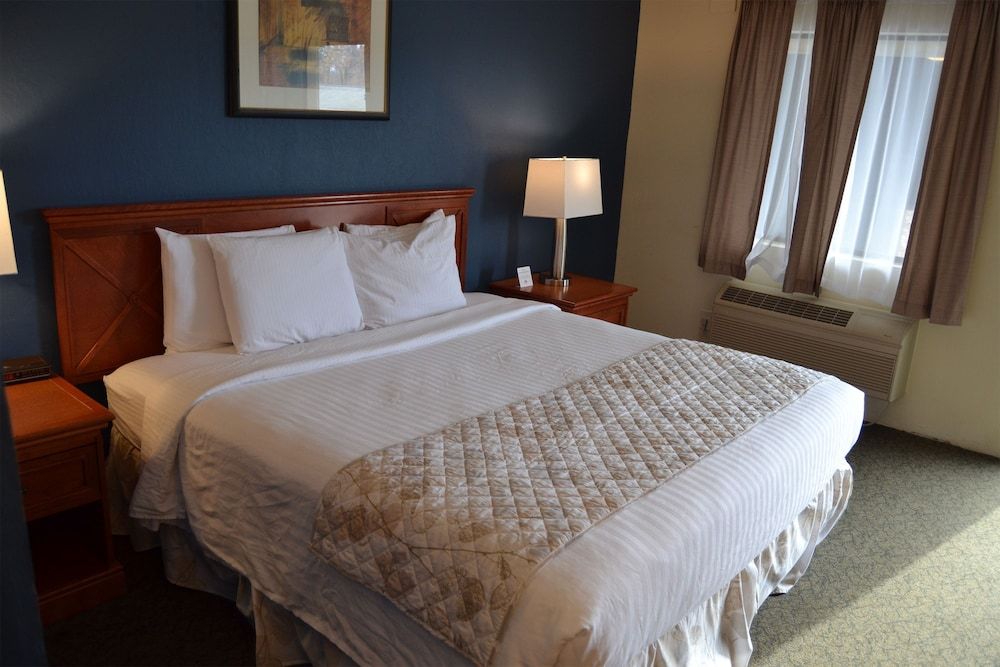 Cascades Inn Standard Room, 1 King Bed, Non Smoking, Refrigerator 3