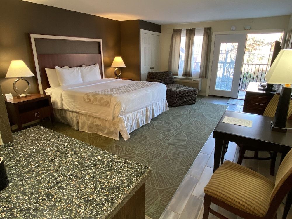 Cascades Inn Executive Triple Room, 1 King Bed, Kitchenette, Courtyard View 2