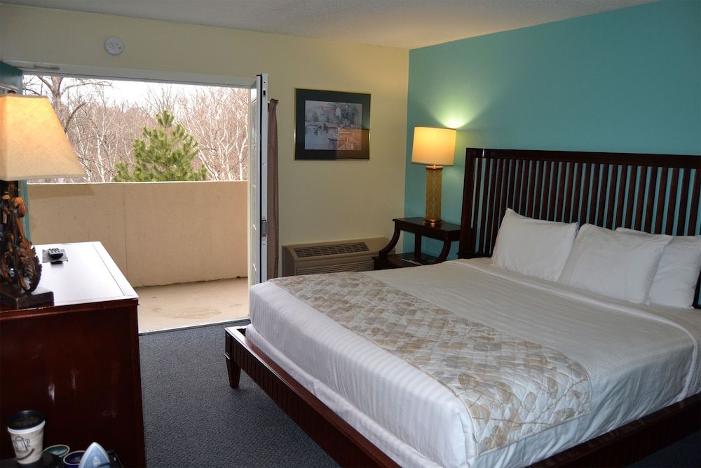 Cascades Inn Standard Room, 1 King Bed, Non Smoking, Refrigerator 8