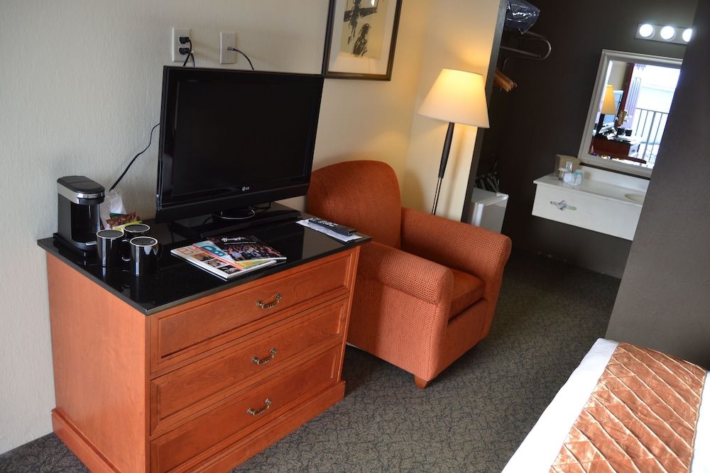 Cascades Inn Standard Room, 1 King Bed, Non Smoking, Refrigerator 16