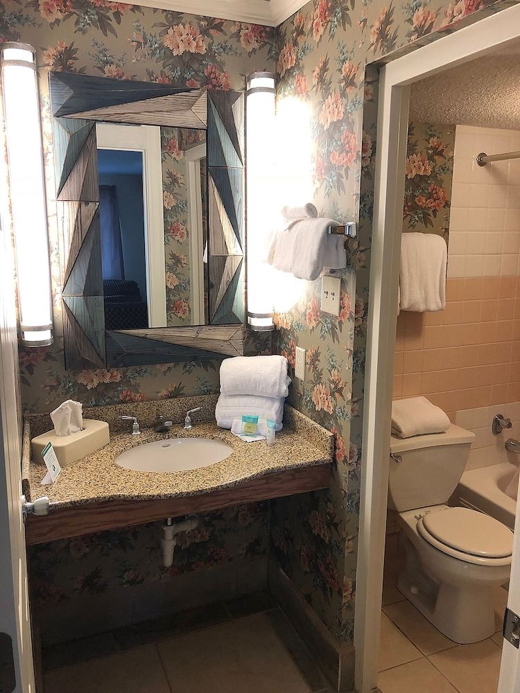 Cascades Inn Executive Triple Room, 1 King Bed, Kitchenette, Courtyard View 3