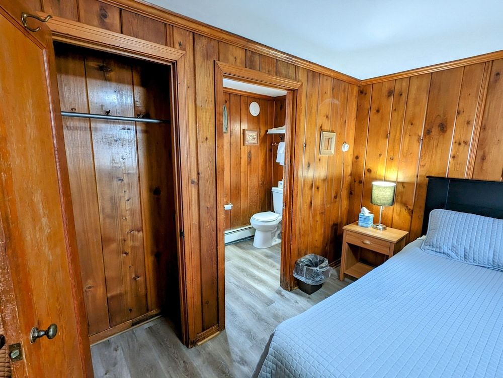 Triple Room 6 - 1 Queen & 1 Twin Beds