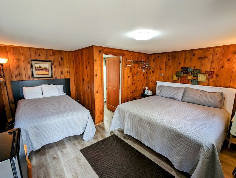 Quadruple Room 4 - 1 King & 1 Queen Bed