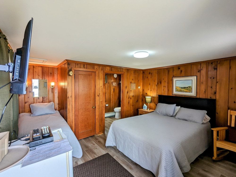 Triple Room 6 - 1 Queen & 1 Twin Beds
