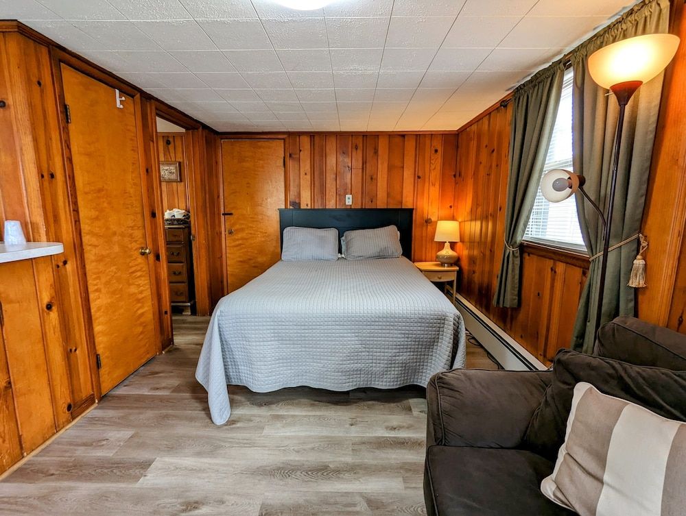 Comfort Cabin Room 9 - 1 Queen Bed & 1 Pull-out