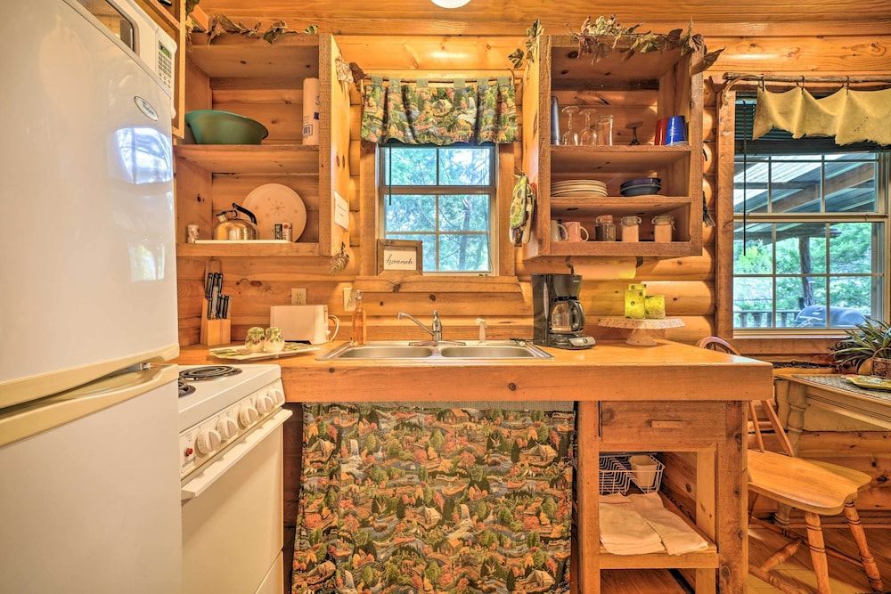 undefined Cozy Davis Cabin w/ Deck - Nestled by Honey Creek! 4