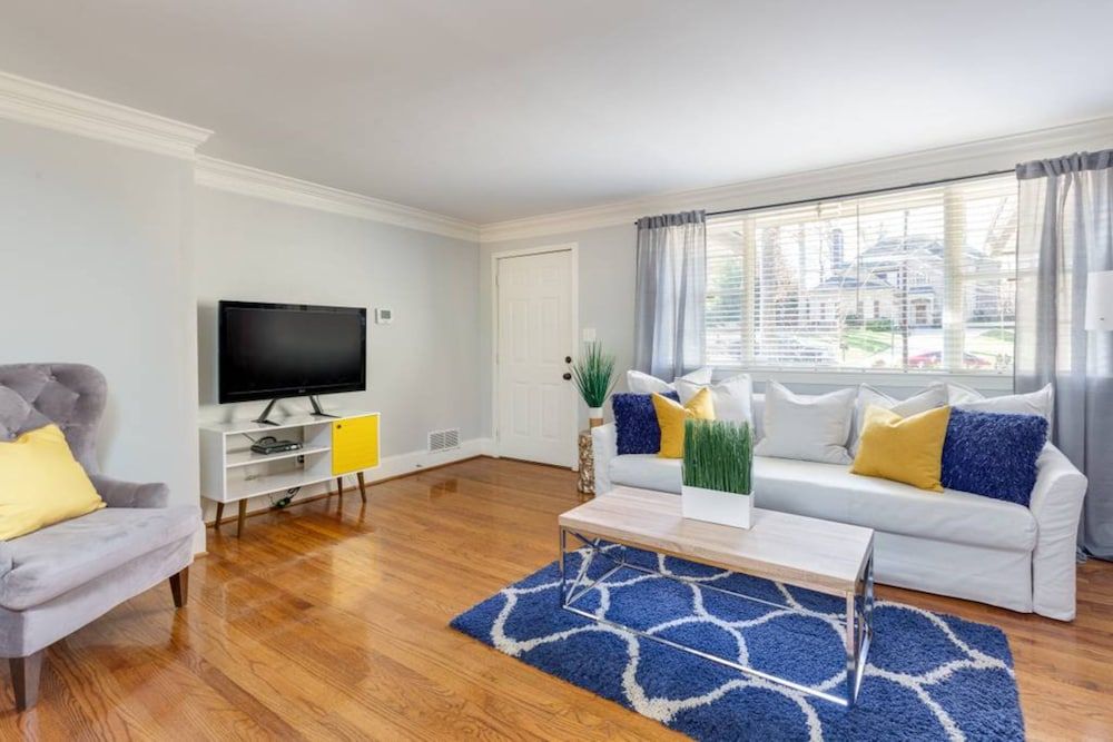 Light & Airy Family Home, Inside Upscale Community